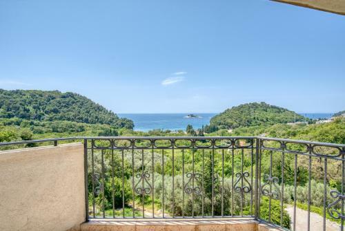 Hill House Petrovac - 3 Bedrooms With Sea View