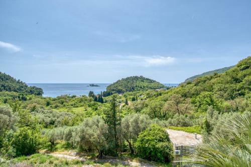 Hill House Petrovac - 3 Bedrooms With Sea View