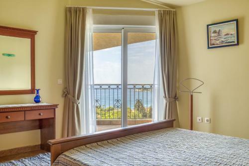 Hill House Petrovac - 3 Bedrooms With Sea View