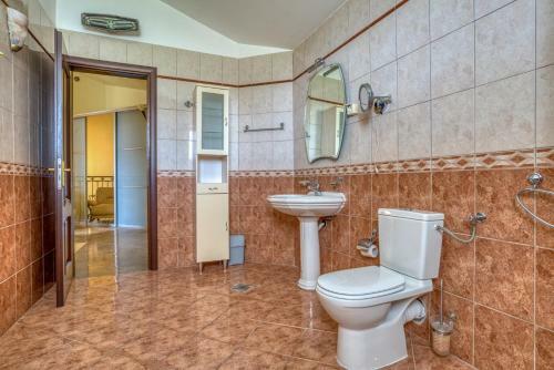 Hill House Petrovac - 3 Bedrooms With Sea View
