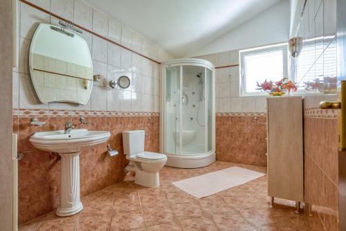 Hill House Petrovac - 3 Bedrooms With Sea View