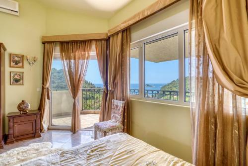 Hill House Petrovac - 3 Bedrooms With Sea View