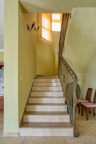 Hill House Petrovac - 3 Bedrooms With Sea View