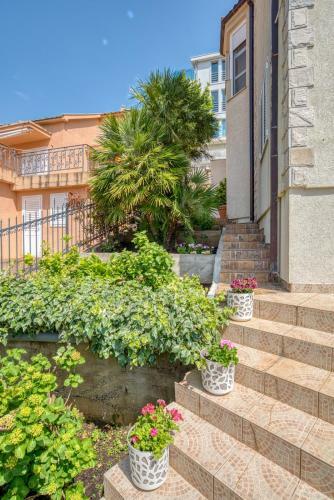 Hill House Petrovac - 3 Bedrooms With Sea View