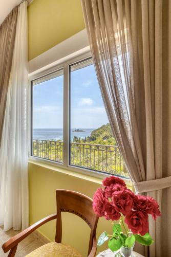 Hill House Petrovac - 3 Bedrooms With Sea View