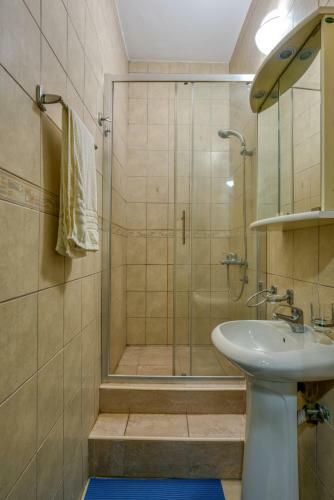 Hill House Petrovac - 3 Bedrooms With Sea View