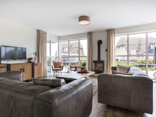 Beautiful, Thatched Villa With A Sauna At The Tjeukemeer
