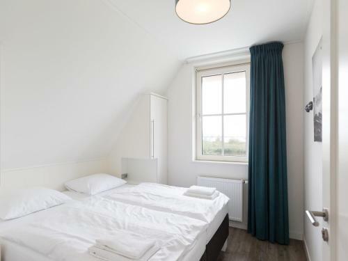 Beautiful, Thatched Villa With A Sauna At The Tjeukemeer