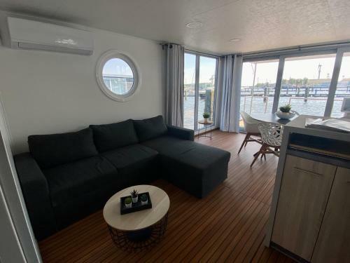 Luxurious Houseboat - Modern