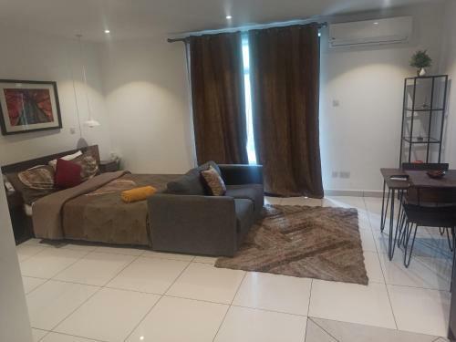 Goldencity Studio Apartment, King-size Bed,wifi,pool And Gym