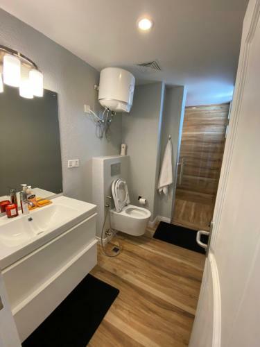 Private Self-contained Room In Apartment X