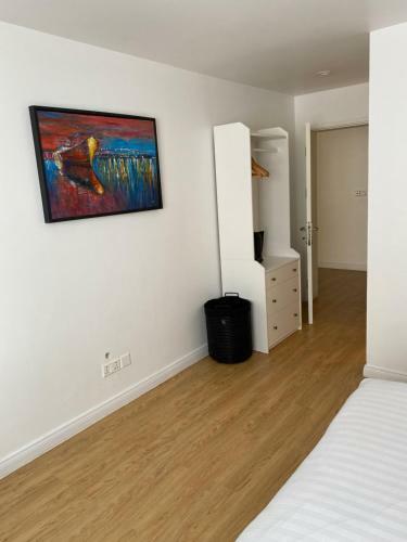 Private Self-contained Room In Apartment X