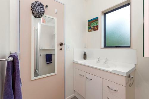 Raglan Beach Retreat - Raglan Holiday Home