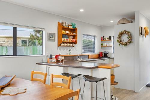 Raglan Beach Retreat - Raglan Holiday Home