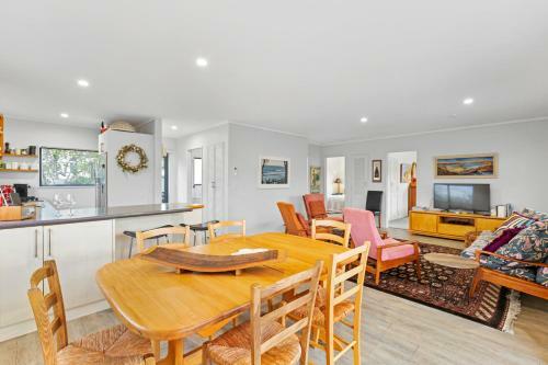 Raglan Beach Retreat - Raglan Holiday Home