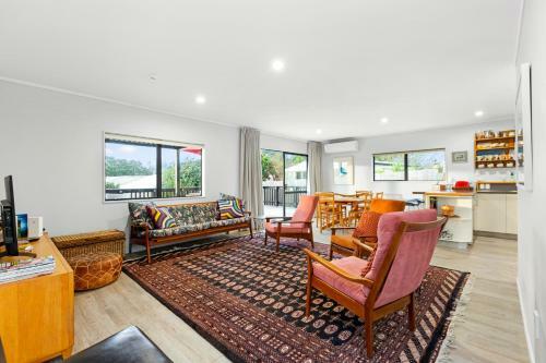 Raglan Beach Retreat - Raglan Holiday Home