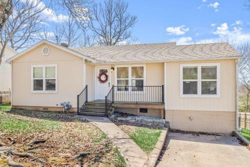 Chic & Comfy Home Near Dickson St