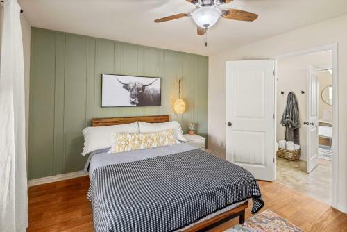 Chic & Comfy Home Near Dickson St