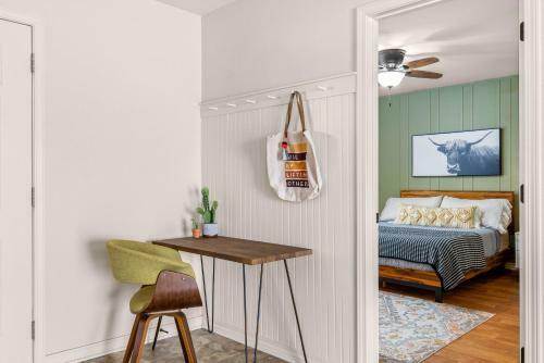 Chic & Comfy Home Near Dickson St