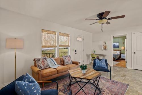 Chic & Comfy Home Near Dickson St