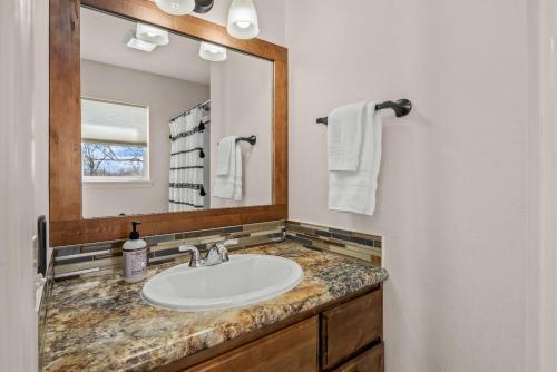 Chic & Comfy Home Near Dickson St
