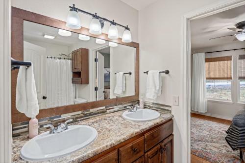 Chic & Comfy Home Near Dickson St