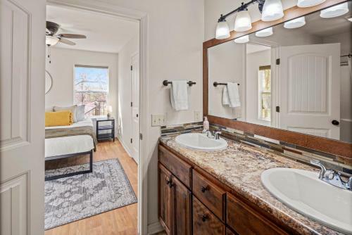 Chic & Comfy Home Near Dickson St