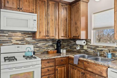 Chic & Comfy Home Near Dickson St