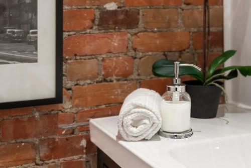 Apartamento Dreamy Heritage Grey Stone, Plateau Mont-royal