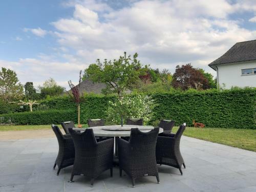 Ruime Woning Met Grote Omheinde Tuin