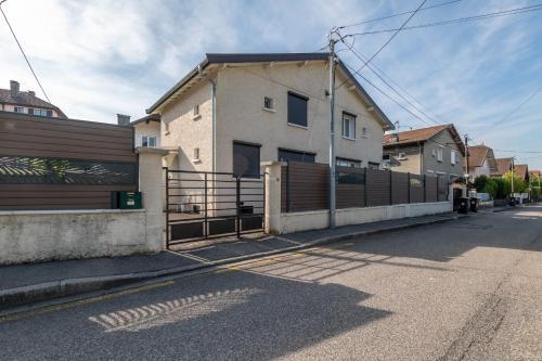 Casa Adosada Amueblada Idealmente Ubicada Con 3 Dormitorios Estacionamient