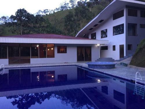 Alegre Villa Con Piscina En La Monta�a