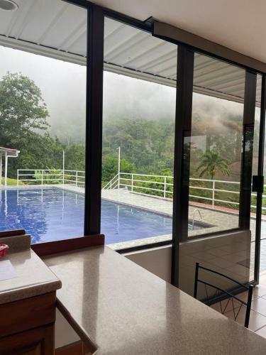Alegre Villa Con Piscina En La Monta�a