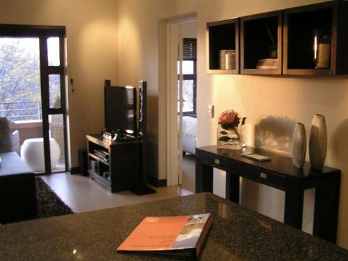 Lovely 2 Bed Upstairs Apartment In Bryanston