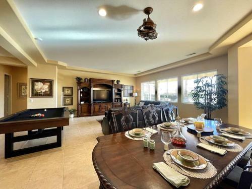 Palm Trees Villa In The Desert