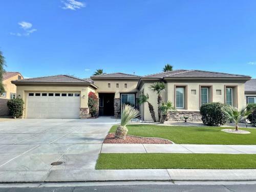 Palm Trees Villa In The Desert