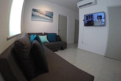 3 Rooms, 2 Bath Apartment For 6