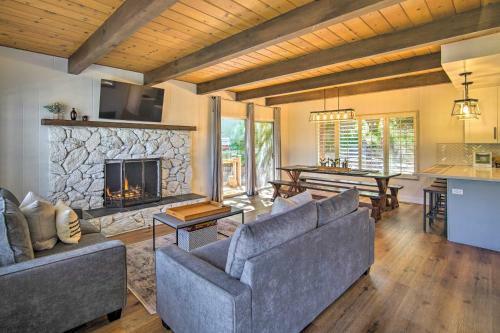 Modern North Bay Home With Pool Table And Patio!