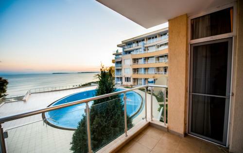 Sveti Vlas Beachfront Apartment