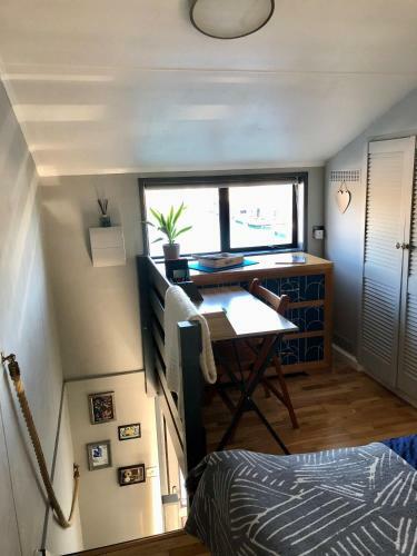 Brighton Water Cabin - A Floating Holiday Home