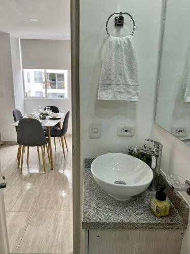 Apartamento Ricaurte, Moderno, Confortable Apto, Ac, Parquead, Wifi, Netflix