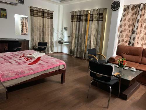 Hotel The Royal Residency, Sector 28