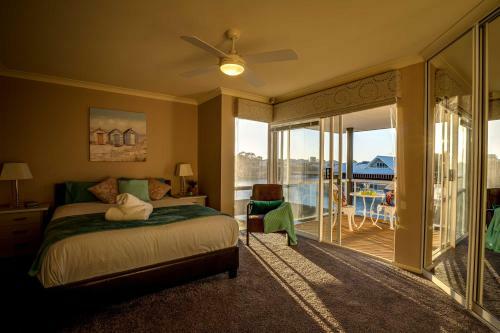Mandurah Canal Beach House
