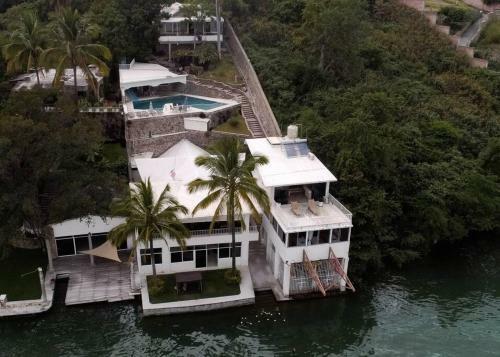Casa De Lago Con Alberca Propia