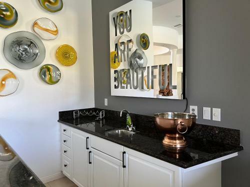 Art Lover's Paradise In Rancho Mirage!