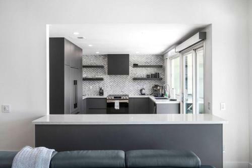 New! 2022 Availability Luxurious Contemporary Desert Retreat