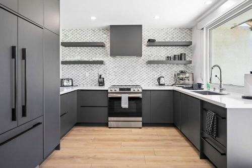 New! 2022 Availability Luxurious Contemporary Desert Retreat