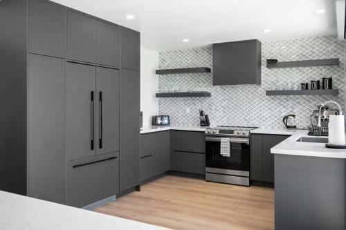 New! 2022 Availability Luxurious Contemporary Desert Retreat