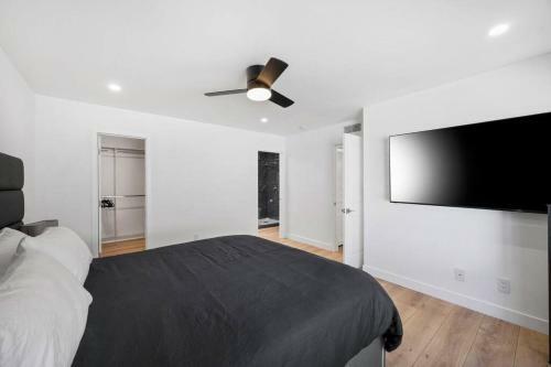 New! 2022 Availability Luxurious Contemporary Desert Retreat