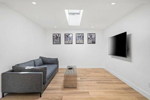 New! 2022 Availability Luxurious Contemporary Desert Retreat